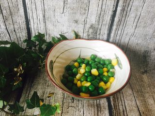 1、油条寿司卷,速冻青豆玉米,拿出来,水里煮一下。水开就好,倒掉里面的水,加冷开水冲一下,防止颜色变黄。倒干净水即可。