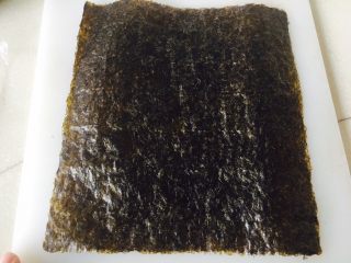 11、油条寿司卷,取一整张紫菜,下次可以放在切菜板上。