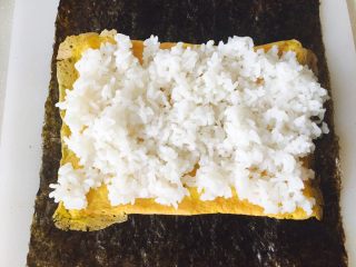 13、油条寿司卷,蛋皮上,铺一层白米饭,自己吃,没拌寿司醋。