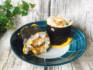 18、油条寿司卷,用刀切寿司卷时,冷开水冲一下,防粘。