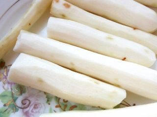 1、小兔子拔萝卜—儿童营养便当,先制作小兔子:山药洗净刮皮,入蒸锅蒸熟。也可以蒸熟后再剥皮。