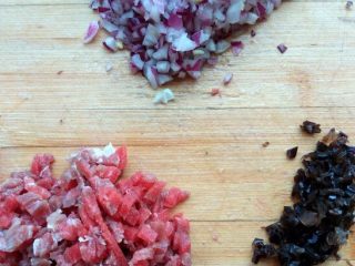 2、小兔子拔萝卜—儿童营养便当,蒸山药的同时,将牛肉洗净剁碎,木耳和洋葱切碎。