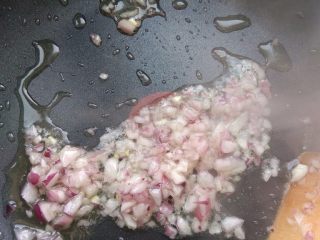 3、小兔子拔萝卜—儿童营养便当, 热锅热油,将洋葱碎炒软。