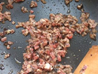 4、小兔子拔萝卜—儿童营养便当,加牛肉、木耳、料酒、生抽、盐和花椒粉,炒熟。