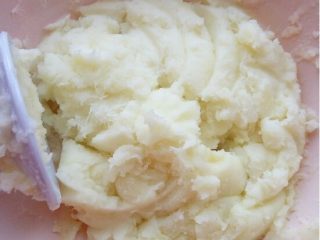 6、小兔子拔萝卜—儿童营养便当,山药蒸好后,用勺子压成泥。或者装在保鲜袋中,用擀面杖碾成泥。