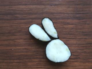 8、小兔子拔萝卜—儿童营养便当,耳朵也是如此。接头处蘸一点点儿水,即可粘住。