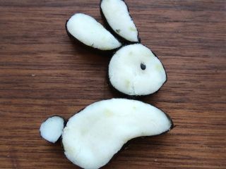 9、小兔子拔萝卜—儿童营养便当,身体尾巴也是同理,摆在一起就是小兔子的样子。眼睛用一粒黑芝麻充当。