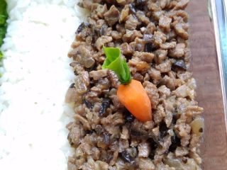 11、小兔子拔萝卜—儿童营养便当, 顶端用牙签扎一个孔,将洗好的少许生菜叶卷起后塞入即可。