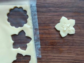 13、小兔子拔萝卜—儿童营养便当,西兰花洗净,分成小块,用盐水焯一下后,沥净水份。青椒丝也同样处理。制作花朵等其他附件:切达奶酪用模具切出花型,中间用小刀刻出镂空的图案。同样