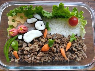 14、小兔子拔萝卜—儿童营养便当,将一根迷你小香肠从中间分成两段,两端纵向八等分,底部不要切断,用一块腌萝卜条塞进中间。青椒丝充当花茎,一端插在牛肉碎里,就成了一株小花。