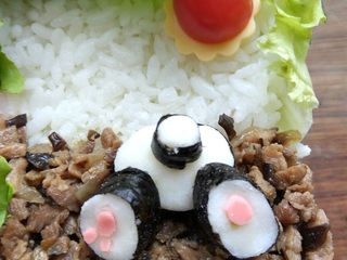 15、小兔子拔萝卜—儿童营养便当,钻到土里的小兔子也是用山药泥捏出大致形状,海苔条围住,用火腿片刻出粉色的脚掌,按进山药泥中即可。