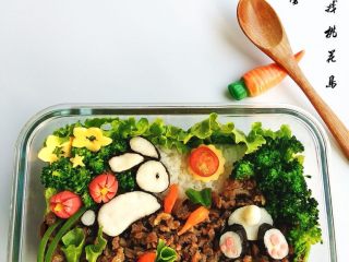 16、小兔子拔萝卜—儿童营养便当,将做好的迷你胡萝卜插在牛肉碎里。摆上做好的小兔子寿司、火腿花朵、西兰花做的树,就可以了。