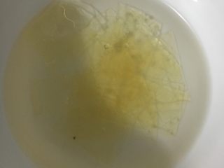 1、抹茶奶冻竹炭卷,吉利丁剪碎先加水浸泡