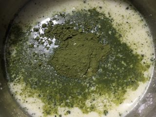 2、抹茶奶冻竹炭卷,牛奶、细砂糖、抹茶粉和玉米淀粉先放在锅里