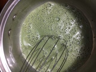 3、抹茶奶冻竹炭卷,充分先搅拌均匀