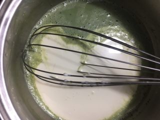4、抹茶奶冻竹炭卷,再倒入淡奶油