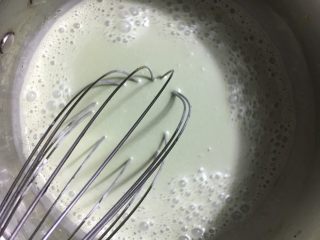 5、抹茶奶冻竹炭卷,混合均匀