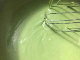 7、抹茶奶冻竹炭卷,不停搅拌,烧至浓稠状,蛋抽划过有痕迹马上离火