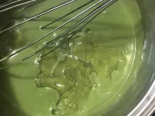 8、抹茶奶冻竹炭卷,放入泡软的沥干水分的吉利丁,搅拌至溶化