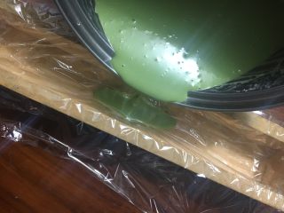 10、抹茶奶冻竹炭卷,倒入做好的奶冻液