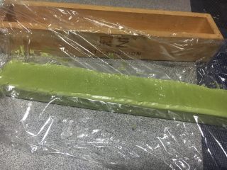 12、抹茶奶冻竹炭卷,连同保鲜膜一同脱模