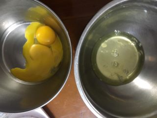 13、抹茶奶冻竹炭卷,分离蛋清蛋黄