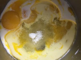 14、抹茶奶冻竹炭卷,蛋黄里加15克糖、牛奶和玉米油