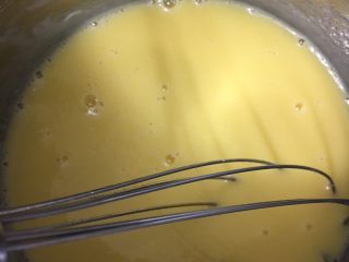 15、抹茶奶冻竹炭卷,充分搅拌均匀至糖溶化