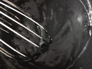 17、抹茶奶冻竹炭卷,轻轻翻拌均匀