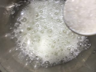 18、抹茶奶冻竹炭卷,蛋白打发到起大泡泡时加25克糖