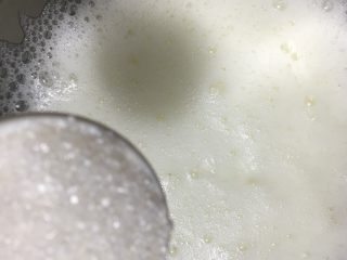 19、抹茶奶冻竹炭卷,出现小泡泡时加入25克糖