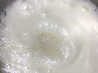 20、抹茶奶冻竹炭卷,出现纹路时加入最后的25克糖