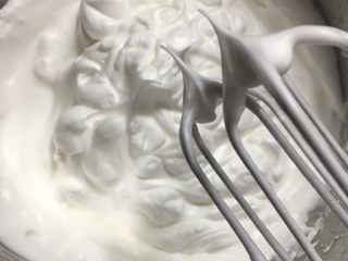 21、抹茶奶冻竹炭卷,打发至出现小弯钩