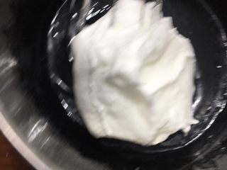 22、抹茶奶冻竹炭卷,取一勺蛋白糊放在蛋黄糊里