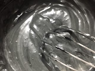 23、抹茶奶冻竹炭卷,翻拌均匀