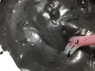 24、抹茶奶冻竹炭卷,拌好的糊再倒回剩余的蛋白里