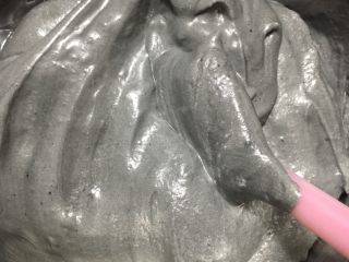 25、抹茶奶冻竹炭卷,再次翻拌均匀