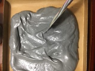 26、抹茶奶冻竹炭卷,倒入垫了油布的烤盘里