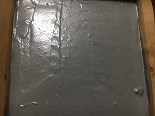 27、抹茶奶冻竹炭卷,略微的刮平表面,震几下烤盘,震出大气泡