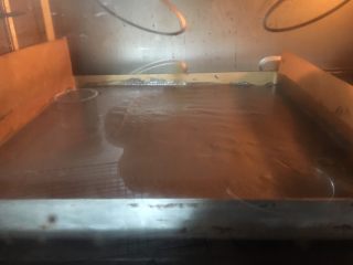 28、抹茶奶冻竹炭卷,烤箱预热150度,烤约25分钟左右