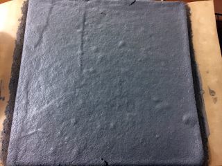 30、抹茶奶冻竹炭卷,脱模出来,撕开四周粘连的油纸加快散热