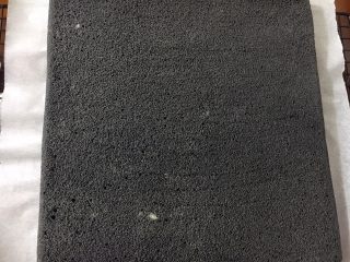 31、抹茶奶冻竹炭卷,稍冷却后表面盖张新油纸,翻过来撕掉油布,嗯,还不错的毛巾底哈