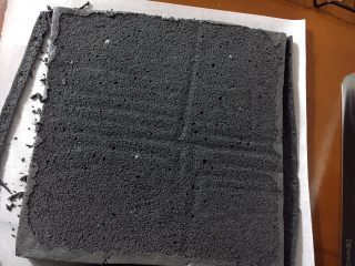 32、抹茶奶冻竹炭卷,切掉四周的边,又重新翻面,把毛巾底朝下放