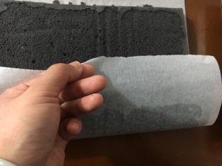 33、抹茶奶冻竹炭卷,提起一侧的油纸往里卷起