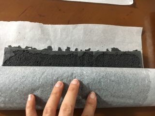34、抹茶奶冻竹炭卷,连同油纸一起卷里面