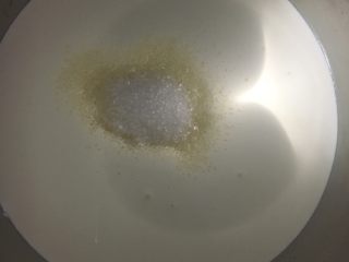 36、抹茶奶冻竹炭卷,接着打发奶油,150克淡奶油里加入15克糖