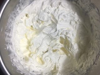 37、抹茶奶冻竹炭卷,打的硬一些,出现坚挺的纹路