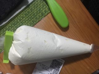 38、抹茶奶冻竹炭卷,装入裱花袋