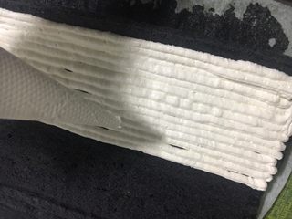 39、抹茶奶冻竹炭卷,打开定型好的蛋糕卷,一条一条往上挤