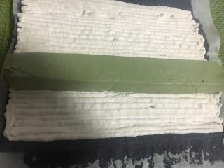 41、抹茶奶冻竹炭卷,把奶冻轻轻放在三分之一处